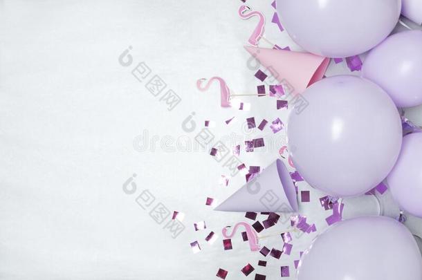 观念关于社交聚会时间.美丽的气球,五彩纸屑,红鹳decrease减少