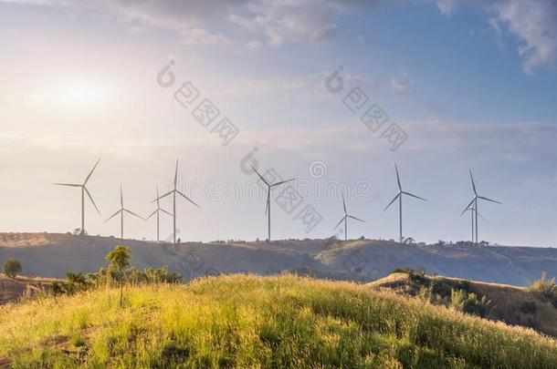 风涡轮机农场向山地风景反对蓝色天和