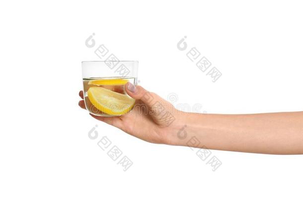 女人和美味的柠檬水向白色的背景,特写镜头