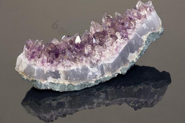 光紫蓝色宝石采用晶洞向黑暗的背景