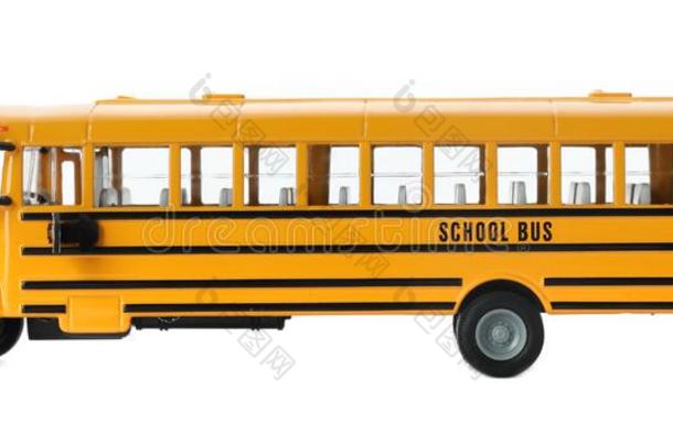 黄色的学校公共汽车向白色的.运送为学生