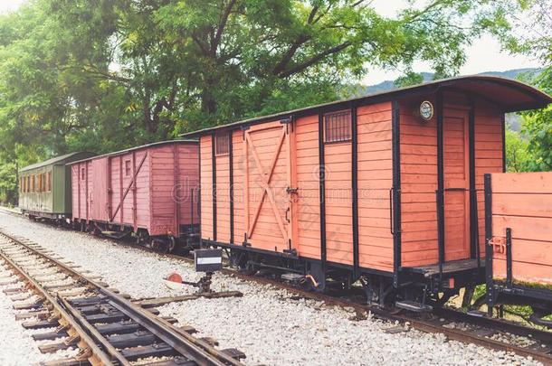 木制的酿酒的货运蒸汽火车四轮的运货马车向铁路