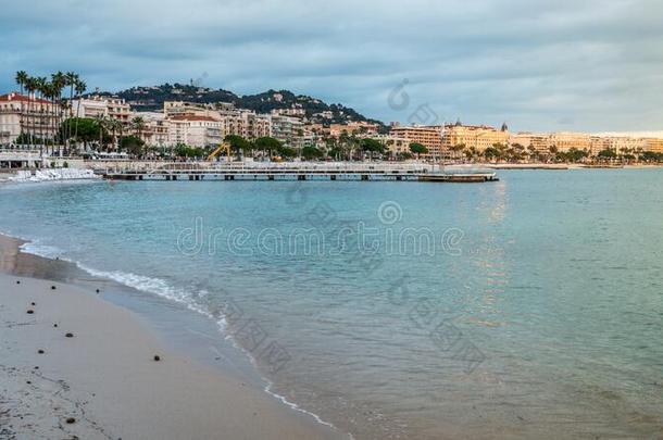 法国克鲁瓦塞特大道海滩和戛纳城市风光照片在黄昏戛纳法国