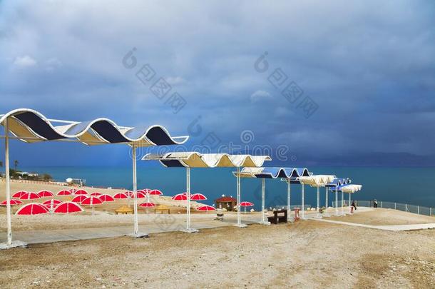 红色的海滩伞向空的采用雷声-暴风雨