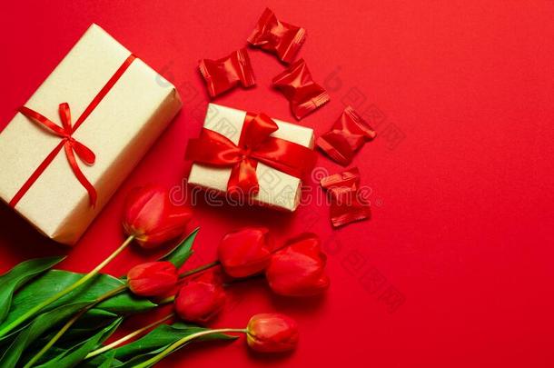 美丽的盒关于礼物有包装的采用纸和红色的带,郁金香