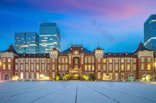 美丽的东京车站火车车站建筑物在黎明<strong>时</strong>间