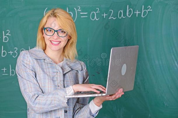 女人教师穿着眼镜保存便携式电脑冲浪运动互联网.Educationalinstitutions教研机构