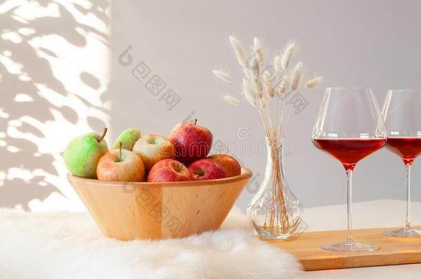 两个col.紫红色眼镜关于红色的葡萄酒,木制的碗和绿色的和红色的