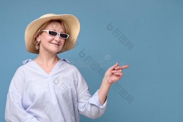 女人在夏天帽子和太阳镜弄尖在旁边所有伟大的=moment