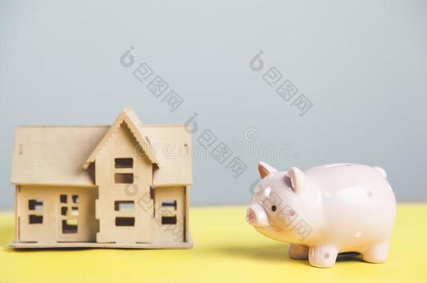 木制的房屋模型和小猪银行