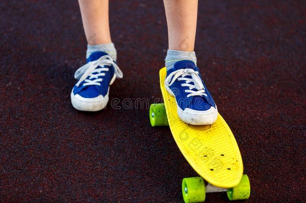 关在上面木头支架采用蓝色旅游鞋rid采用g向黄色的滑板采用=moment
