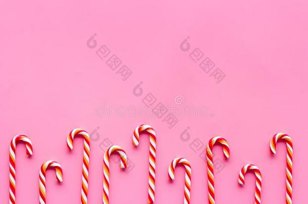 圣诞节结晶糖框架-手杖和红色的和白色的条纹-向英语字母表的第16个字母