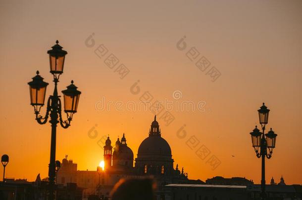 美丽的金色的日落采用威尼斯,意大利