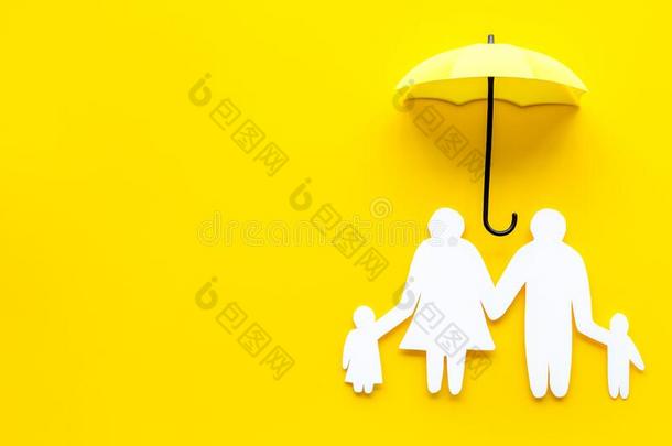 生存保险观念.家庭轮廓保护在旁边雨伞