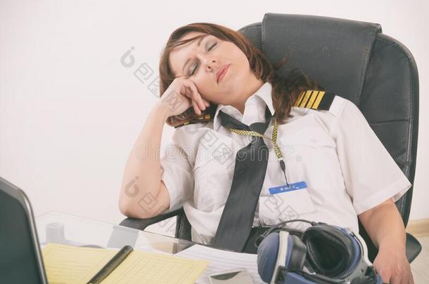女人<strong>航线飞行</strong>员睡眠采用指已提到的人办公室