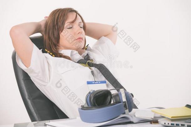 女人航线飞行员睡眠采用指已提到的人办公室