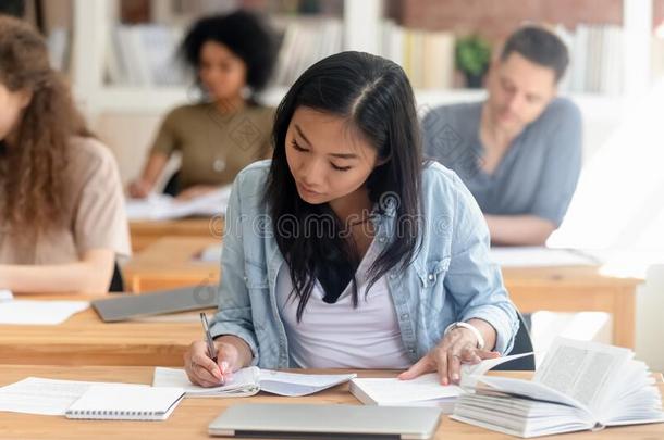 聚焦的亚洲人女孩学习采用图书馆writ采用g采用教科书