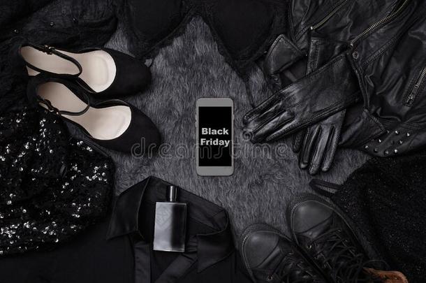 黑的星期五卖时尚背景.衣服平的放置和鞋