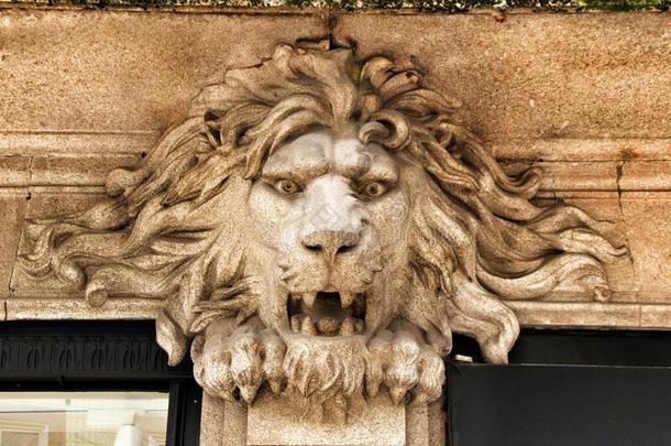 典型的葡萄牙人建筑物的正面和狮子有雕刻的采用石头