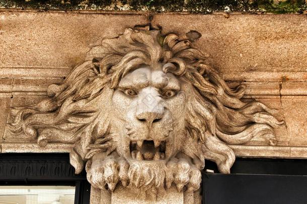 典型的葡萄牙人建筑物的正面和狮子有雕刻的采用石头