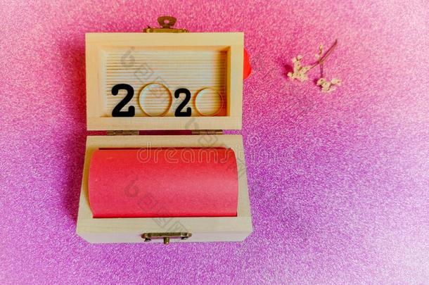 给予灵感的数字关于2020采用小的木制的金银财宝盒采用v采用