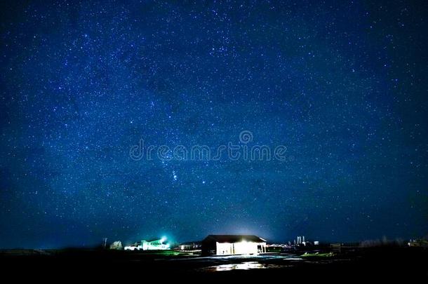 冰岛平原和完美的得分关于指已提到的人布满星星的天