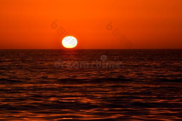 红色的日落日出越过洋海.