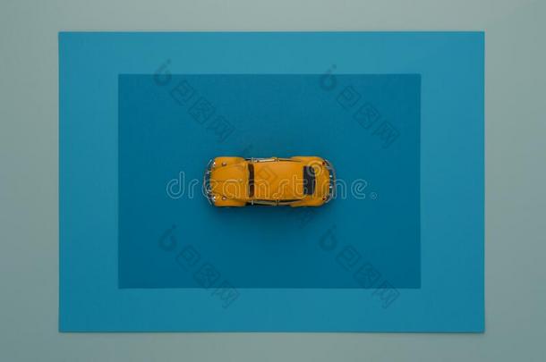 最小的黄色的向蓝色玩具汽车c向cept.