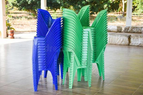 绿色的和蓝色椅子贮存向垛-塑料制品椅子