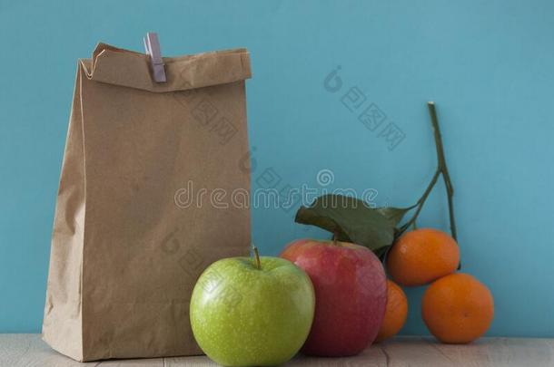 学校午餐.棕色的纸早餐袋和混合的成果