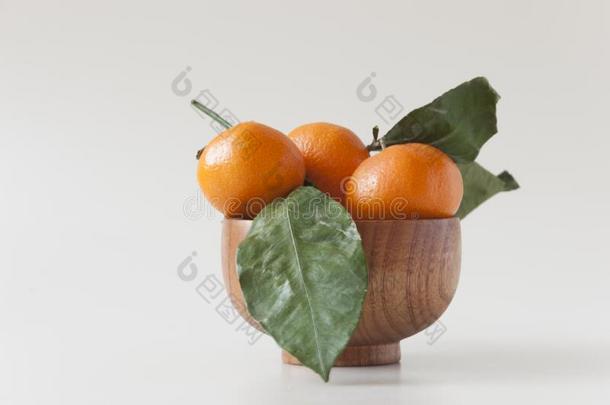 束关于成熟的多汁的桔子橘子和树叶向白色的后面