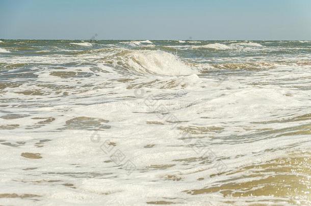 强大的海波浪和起泡沫.潮水的水海浪.