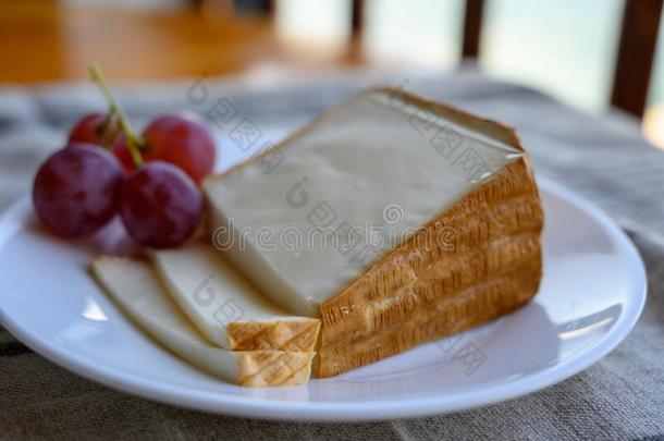 奶酪收集,块关于熏制的西班牙的山羊奶酪