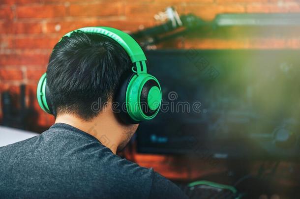 背看法关于电脑游戏玩家采用耳机play采用g磁带录像游戏