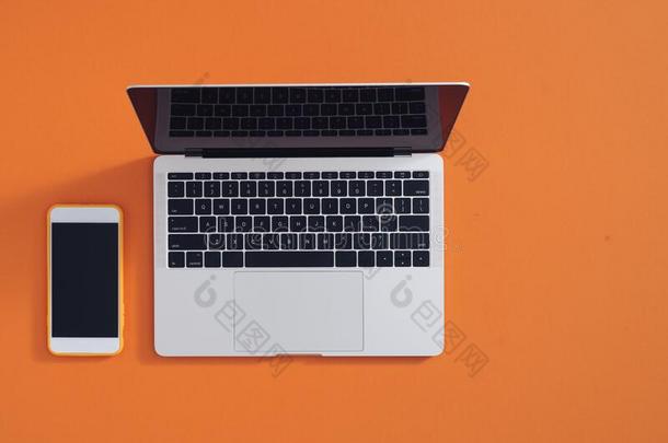 智能手机和便携式电脑向最小的商业书桌背景