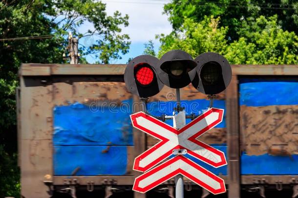 红色的信号关于臂板信号系统和停止符号采用前面关于铁路十字架
