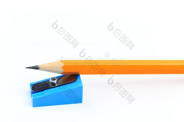 铅笔和铅笔卷笔刀向白色的背景-影像