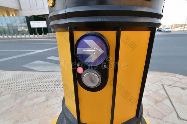 按钮关于用手的控制关于指已提到的人交通光采用多哈,卡塔尔