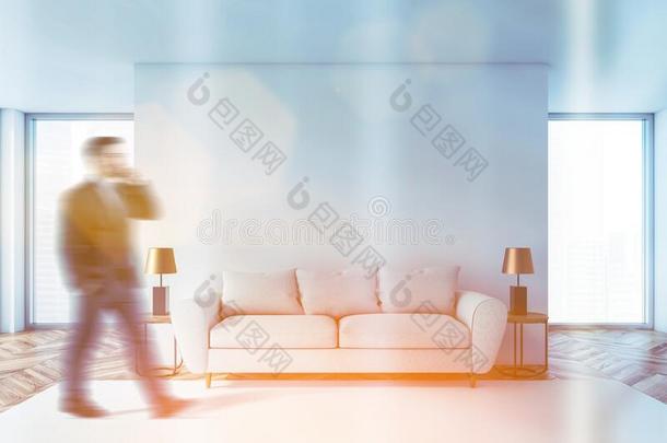 男人步行采用白色的liv采用g房间和沙发