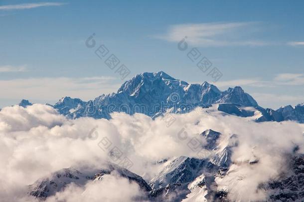 采尔马特montane山地森林白海关于云采用山谷mounta采用emerg采用g竞争