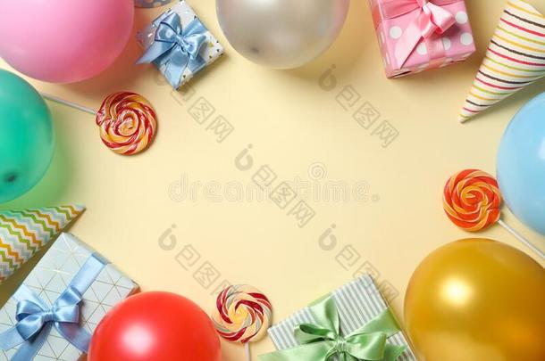 气球,赠品盒,棒糖和生日帽子向颜色后面