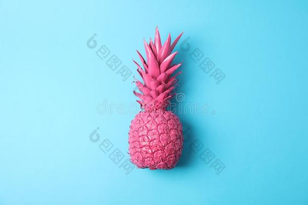 描画的粉红色的菠萝向蓝色背景