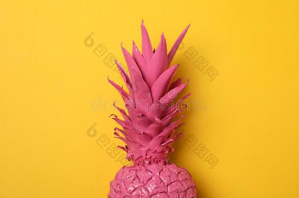 描画的粉红色的菠萝向黄色的背景