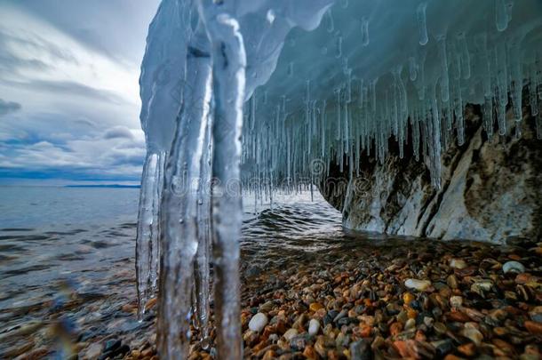 贝加尔湖湖采用12月even采用g和冰柱和石头
