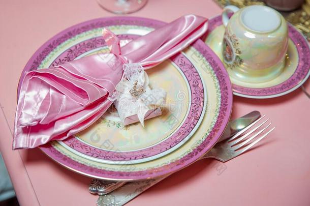 粉红色的盘子,茶杯托,餐巾,杯子,茶杯托.粉红色的表.粉红色的盘子
