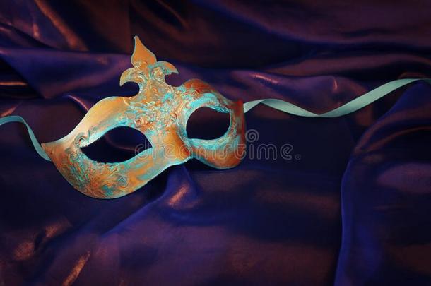 照片关于优美的和微妙的蓝色和青铜威尼斯的面具越过