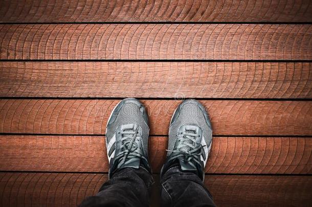 灰色<strong>布鞋</strong>子和一木制的地面b一ckground
