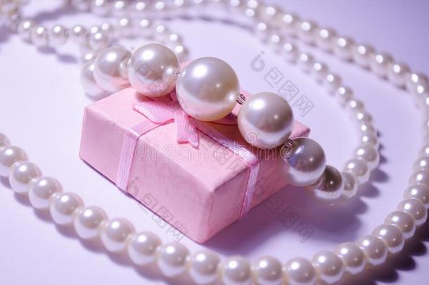 奢侈的珍珠<strong>珠宝</strong>向一粉红色的盒.雪-白色的珍珠s.<strong>珠宝</strong>