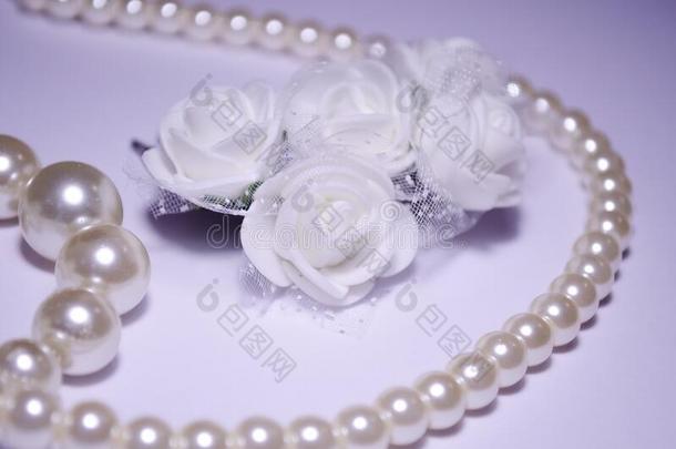 白色的玫瑰从♪泡沫♪和雪-白色的珍珠.珠宝使关于