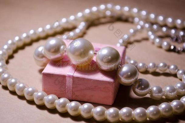 珍珠项链向一粉红色的盒.珍珠珠宝.Imit一ti向关于pe一rls